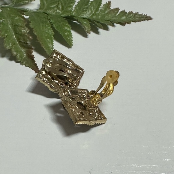 Vintage elegant Jewelry Clip On Earrings - Picture 3 of 5